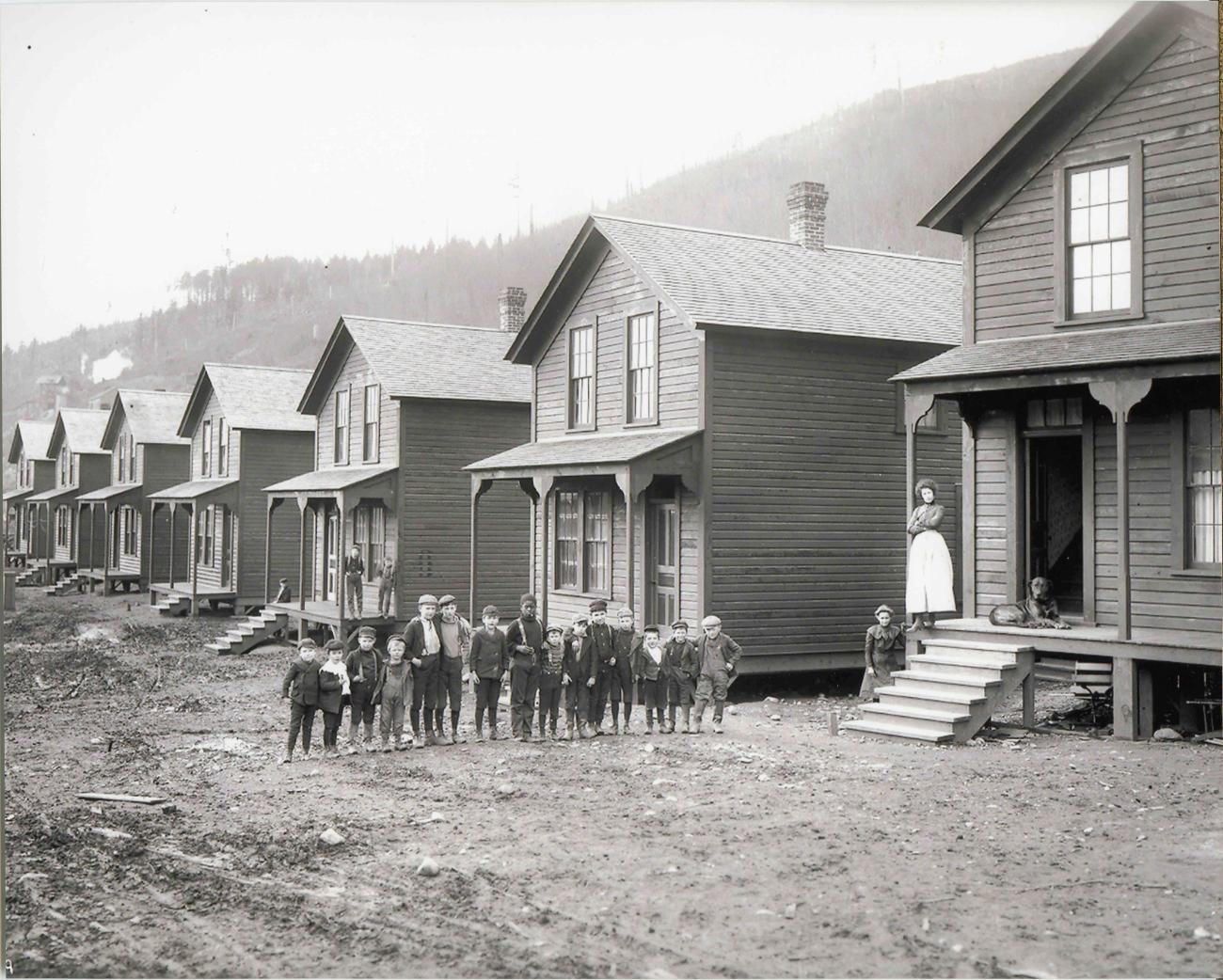 Historic photo of the Franklin Townsite shoing a group of people standing in front of homes